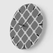 灰色の色合いのクローバー ラージ壁時計 (傾斜)