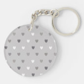 灰色の色合いの小さなポルカハート キーホルダー (裏面)