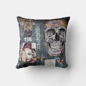 灰色の落書きの枕 クッション (裏面)