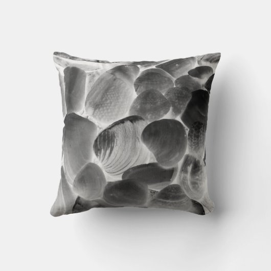 灰色の貝殻 クッション (裏面)
