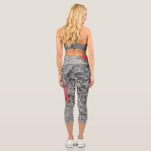 灰色の質感の道路に雨の赤い秋の葉