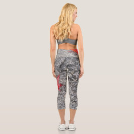 灰色の質感の道路に雨の赤い秋の葉 カプリレギンス