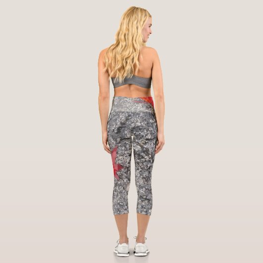 灰色の質感の道路に雨の赤い秋の葉 カプリレギンス (裏面)