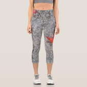 灰色の質感の道路に雨の赤い秋の葉 カプリレギンス (正面)