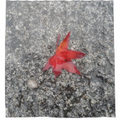 灰色の質感の道路に雨の赤い秋の葉 シャワーカーテン (正面)