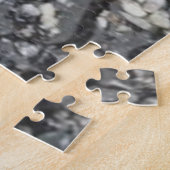 灰色の質感の道路に雨の赤い秋の葉 ジグソーパズル (側面)