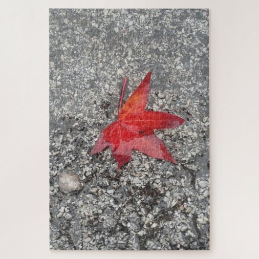 灰色の質感の道路に雨の赤い秋の葉 ジグソーパズル (縦)