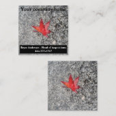 灰色の質感の道路に雨の赤い秋の葉 スクエア名刺 (正面/裏面)