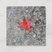 灰色の質感の道路に雨の赤い秋の葉 スクエア名刺 (裏面)