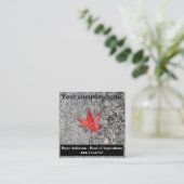 灰色の質感の道路に雨の赤い秋の葉 スクエア名刺 (スタンド正面)