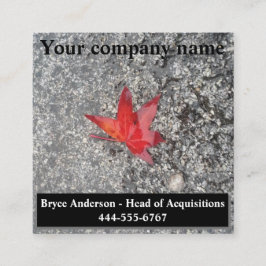 灰色の質感の道路に雨の赤い秋の葉 スクエア名刺