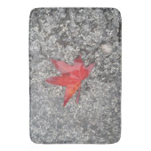 灰色の質感の道路に雨の赤い秋の葉 バスマット (正面縦)