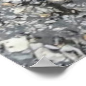 灰色の質感の道路に雨の赤い秋の葉 ポスター (角)