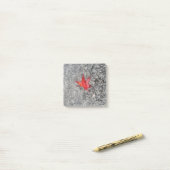 灰色の質感の道路に雨の赤い秋の葉 ポストイット (デスク上)