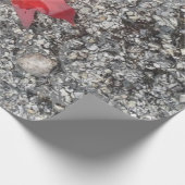 灰色の質感の道路に雨の赤い秋の葉 ラッピングペーパー (角)