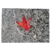 灰色の質感の道路に雨の赤い秋の葉 ラージペーパーバッグ (裏面)