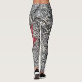 灰色の質感の道路に雨の赤い秋の葉 レギンス (裏面)