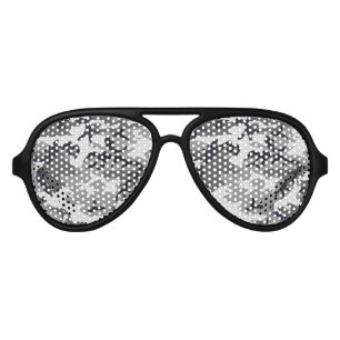 灰色の迷彩柄レンズのサングラスの陰 アビエーターサングラス