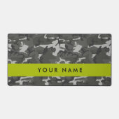 灰色の迷彩模様、お名前、パーソナライズ デスクマット (正面)