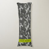 灰色の迷彩模様、お名前、パーソナライズ ボディピロー (正面縦)