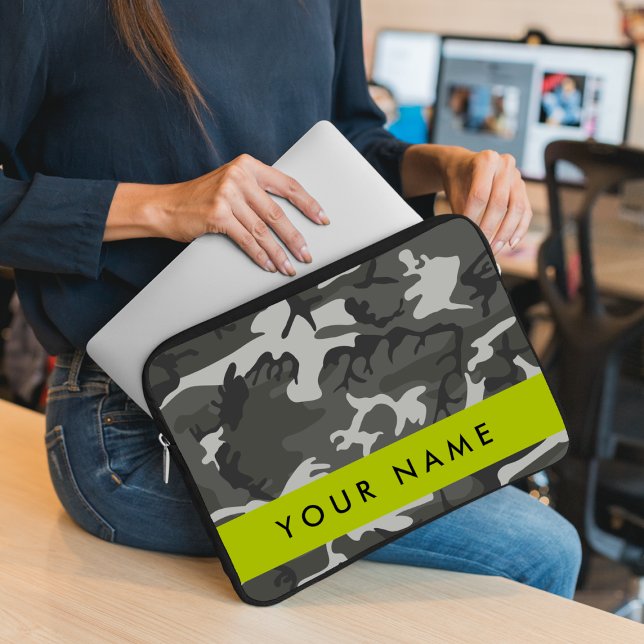灰色の迷彩模様、お名前、パーソナライズ ラップトップスリーブ (クリエイターアップロード済み)
