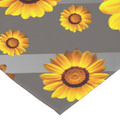 灰色の銀の花に美しい黄色のストライプ花 ショートテーブルランナー (コーナー)