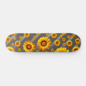 灰色の銀の花に美しい黄色のストライプ花 スケートボード (横)