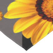 灰色の銀の花に美しい黄色のストライプ花 テーブルクロス (アングル)