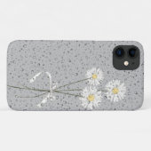 灰色の雨粒を持つ白いデイジー Case-Mate iPhoneケース (裏面(横))
