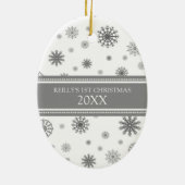 灰色の雪の写真のベビーの第1クリスマスのオーナメント セラミックオーナメント (裏面)