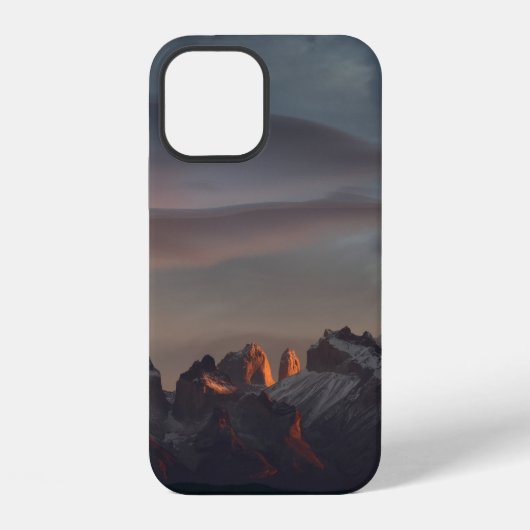 灰色の雲の下のロッキー山脈 iPhoneケース (裏面)