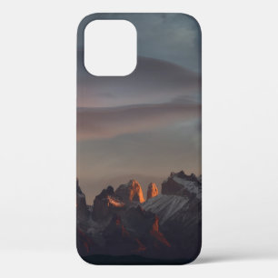 灰色の雲の下の岩山 iPhone 12ケース