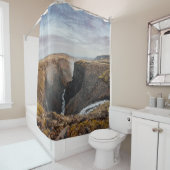 灰色の雲の下の茶色と灰色の岩の山 シャワーカーテン (インサイチュ)