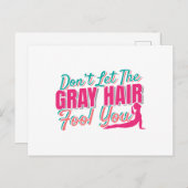 灰色の髪があなたを騙さないようにヨガ引用文 ポストカード (正面/裏面)