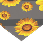 灰色の黒い花に美しい黄色のストライプ花 ショートテーブルランナー (コーナー)