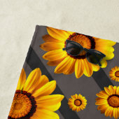 灰色の黒い花に美しい黄色のストライプ花 ビーチタオル (インサイチュ)