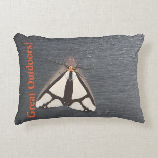 灰色の黒とオレンジ アクセントクッション (正面)