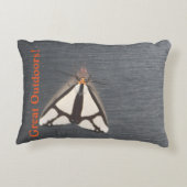 灰色の黒とオレンジ アクセントクッション (裏面)