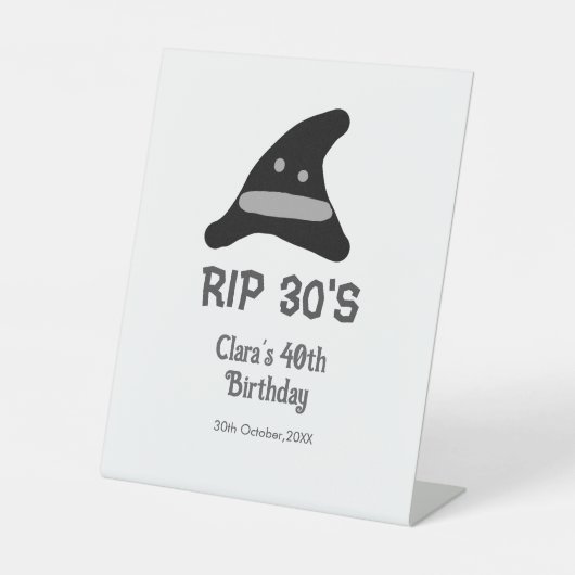 灰色の黒RIP 30の40歳の誕生日の魔女の帽子 台座サイン (正面)