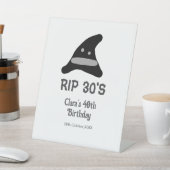 灰色の黒RIP 30の40歳の誕生日の魔女の帽子 台座サイン (インサイチュ)