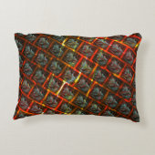 灰色の「枠付き目」、グレーズ、正方形または赤い格子 アクセントクッション (裏面)