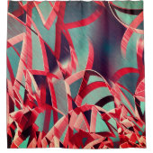 灰色または青の霧雨の多いイメージの上に赤い縞が流れる シャワーカーテン (正面)