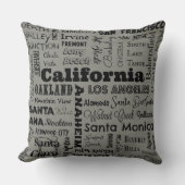 灰色または黒のカリフォルニア都市タイポグラフィの枕 クッション (正面)