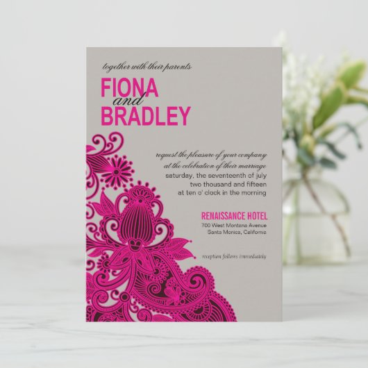 灰色アステカなペイズリーの結婚式の暗い赤紫色 招待状 (スタンド正面)