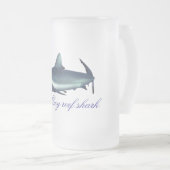 灰色クールのサメ フロストグラスビールジョッキ (正面右)