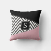 灰色ジグザグ、灰色のシェブロン、ピンク、モノグラム クッション (裏面)