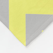 灰色ソフトイエローシェブロンパターン フリースブランケット (角)