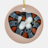 灰色バンドを付けられたkingsnake セラミックオーナメント (正面)