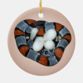 灰色バンドを付けられたkingsnake セラミックオーナメント (裏面)