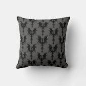 灰色パターンの黒いゴシック様式ドラゴン クッション (裏面)